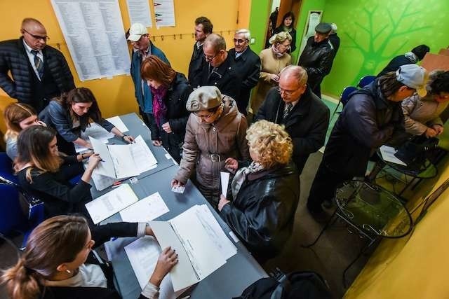 W pół roku po wyborach zainteresowanie partiami w Toruniu jest niewielkie
