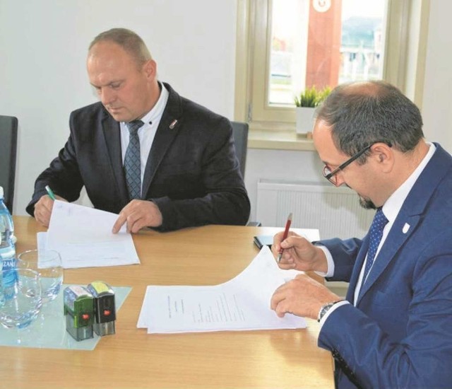 Wykonawca Józef Dawiec i wójt Tadeusz Wójtowicz podpisują umowę