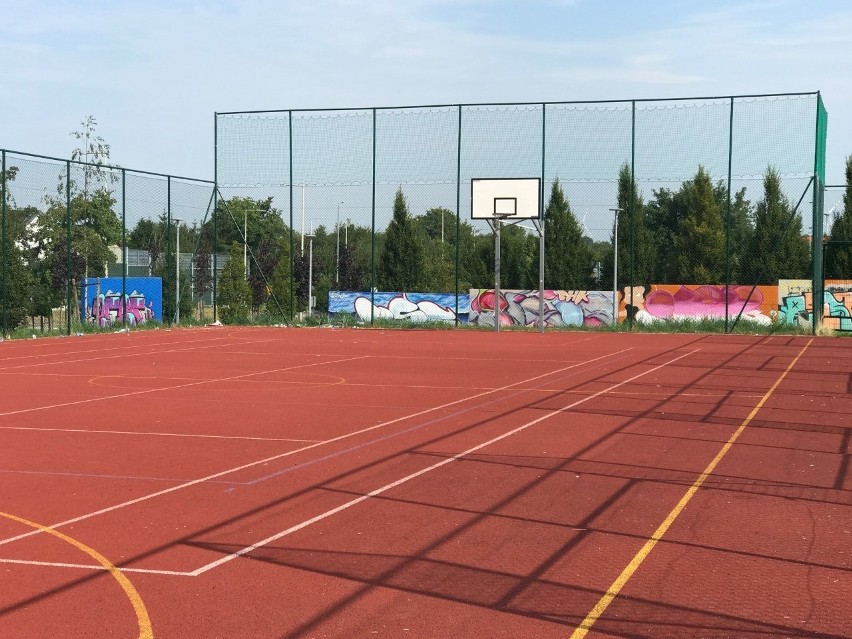 Park Witkacego w Słupsku cieszy się dużą popularnością, niestety również wśród wandali [ZDJĘCIA]