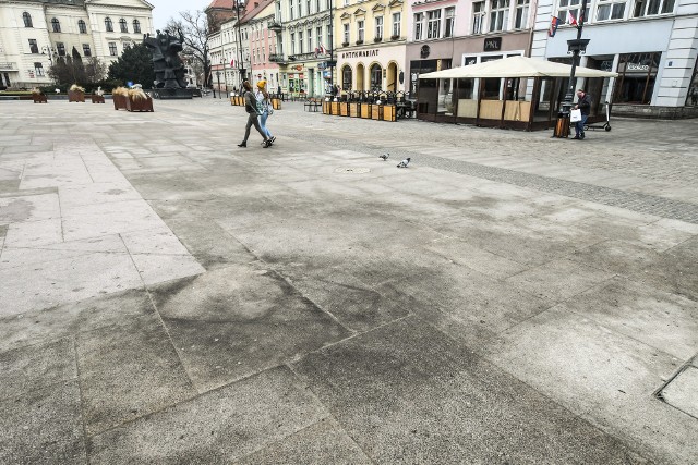 Komentarze na temat teoretycznej fuszerki podczas remontu płyty Starego Rynku nie milkną.