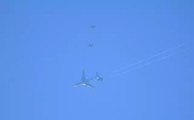 Moment tankowania F16 uchwycony nas świętokrzyskim niebem przez Mateusz Dudka . Więcej ujęć z tankowania F16 nad Świętokrzyskiem na kolejnych slajdach.