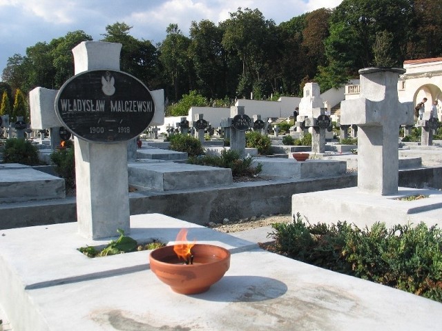 Obrońcy Lwowa spoczywają na Cmentarzu Łyczakowskim (na fot).