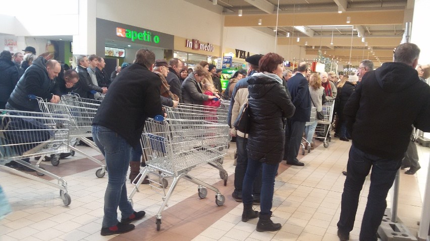 Otwarcie Auchan w Rybniku. Tłumy klientów czekały na ten...