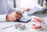 Ile kosztuje proteza i korona zęba? Zobacz, ile zapłacisz za wizytę u protetyka stomatologicznego. Sprawdź ceny licówek i implantów