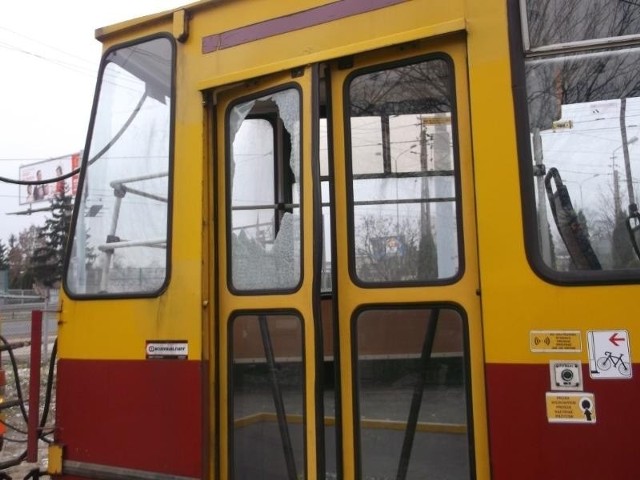 Okno tego tramwaju zostało wybite kamienieniem przez pijanego mężczyznę. Kilkanaście minut wcześniej on i jego kompan pobili dwóch nastoletnich pasażerów tramwaju linii 6.