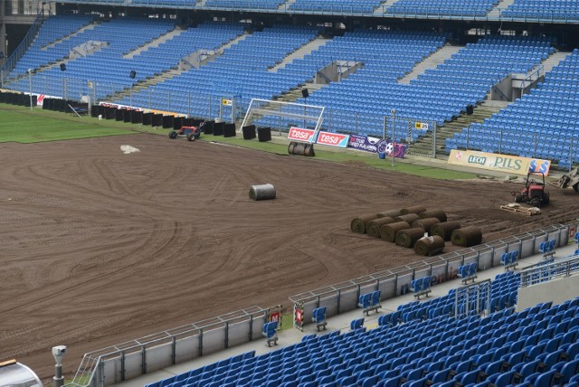 Na stadionie przy Bułgarskiej znów wymieniają trawę