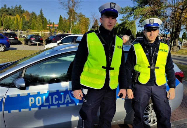 Do funkcjonariuszy ruchu drogowego podbiegł mężczyzna, prosząc o pomoc w dotarciu do szpitala z 23-latkiem, który na cmentarzu stracił przytomność. Mundurowi natychmiast udzieli eskorty i mężczyzna bardzo szybko otrzymał pomoc w szpitalu.