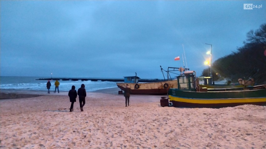 Święta w Niechorzu. Spacerowiczów na plaży nie brakowało. Zobacz zdjęcia! 