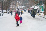 W święta turyści chętnie odwiedzają Krynicę- Zdrój. W uzdrowisku zastali zimową aurę i świąteczną atmosferę [ZDJĘCIA, 26.12.2021]