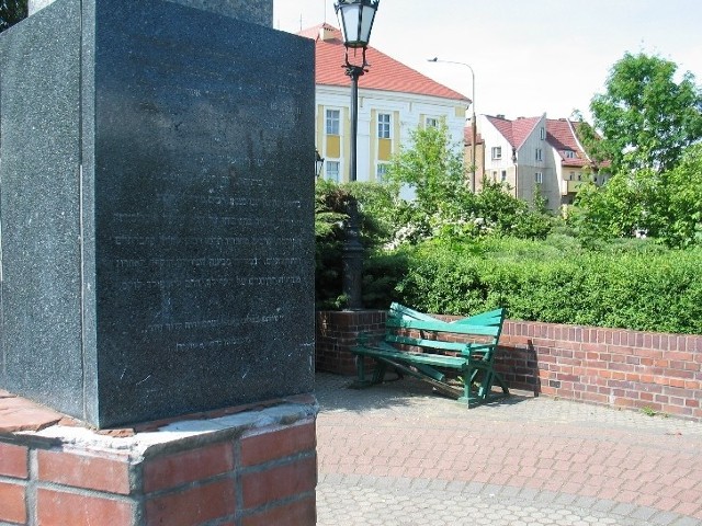 Lapidarium zrobiło się brzydkie. Odpadają cegły.