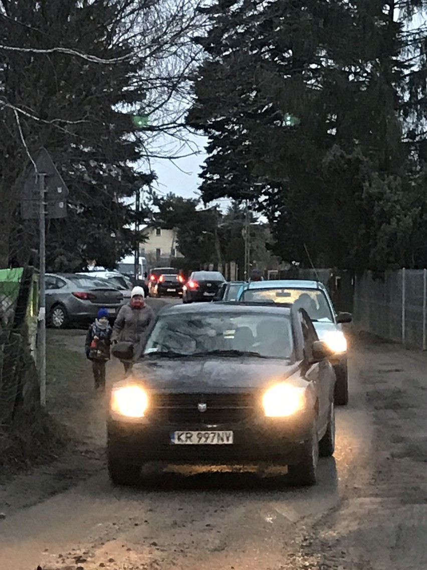 Mieszkańcy protestują przed magistratem. Ul. Stelmachów jest...