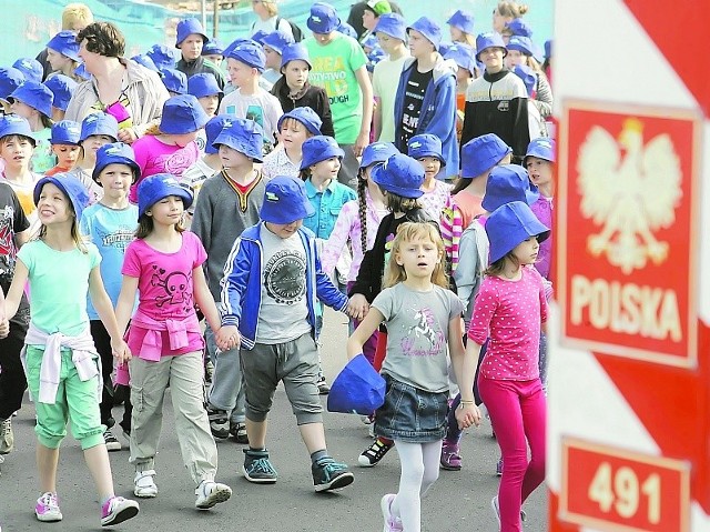 Środowe obchody Dnia Europy w Słubicach: słubickie przedszkolaki maszerują na graniczny most, gdzie orkiestry z obu krajów odegrały unijny hymn.