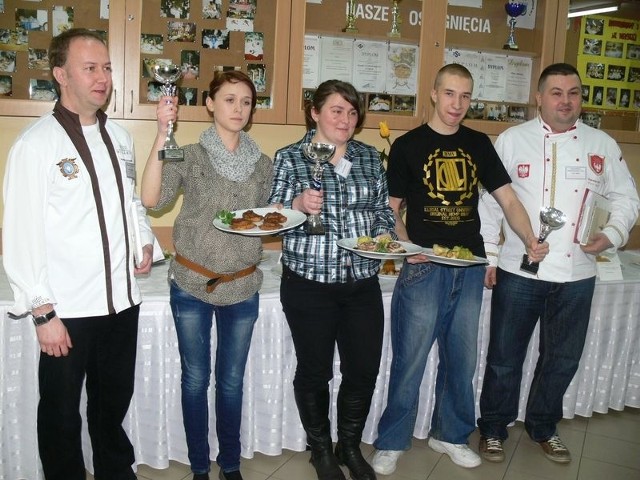 &#8211; Najlepsi z jurorami. Od lewej Marek Łukasiewicz,  Dominika Banaśkiewicz, Basia Brudniak, Patryk Kolano, Piotr Sabala