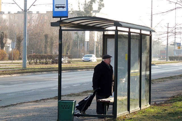 Wiata bez bocznej szyby? Czasami tak się zdarza, gdy przed pasażerami przystanek odwiedzą wandale 