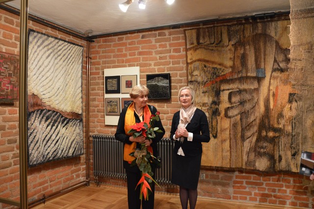 Kazimiera Frymark-Błaszczyk (z lewej) i Barbara Zagórska na tle ekspozycji w Bramie Człuchowskiej. Można ją zwiedzać do lutego.