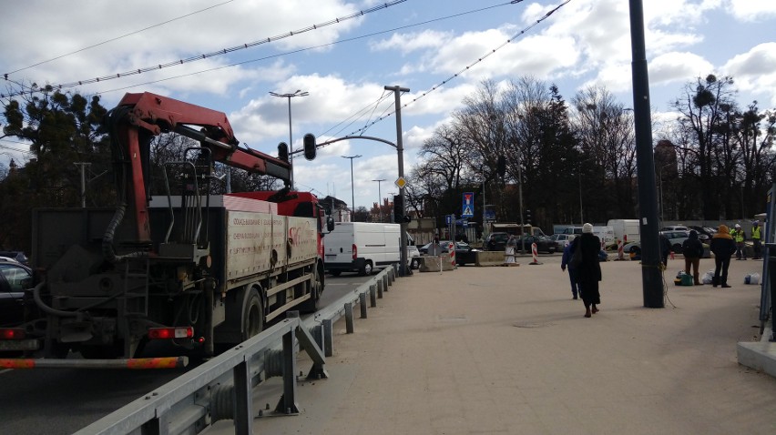 Korki przy budowie Forum Gdańsk - pojazdy z budowy parkują...