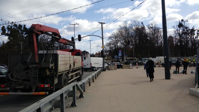 Korki przy budowie Forum Gdańsk - pojazdy z budowy parkują na Hucisku