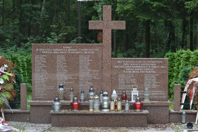 Pomnik upamiętniający ofiary pacyfikacji Adamowa i Kr&oacute;lewca z 7 kwietnia 1940 roku