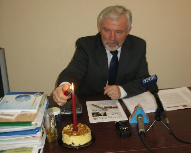 Ryszard Zbrzyzny zapalił świeczkę na sernikowym torcie. - Przypominam rocznice haniebnej sprzedaży akcji KGHM - powiedział.