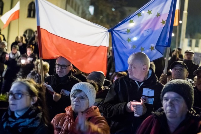 W obronie wolnych sądów, wolnych mediów oraz wolnych wyborów występują bydgoszczanie, którzy zgromadzili się pod pomnikiem króla Kazimierza Wielkiego i utworzyli „Łańcuch światła”. Początek manifestacji od godz. 19. Głównym organizatorem protestu jest Bydgoskie Forum Demokratyczne.