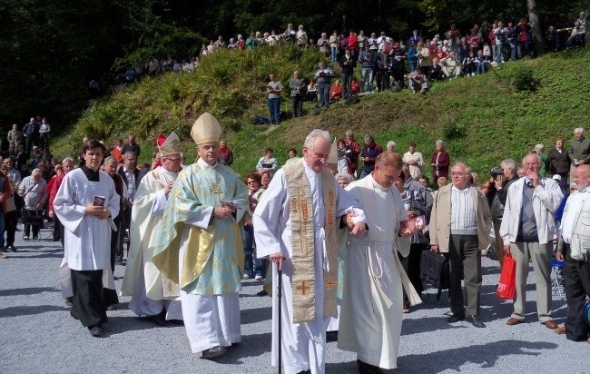Liturgii przewodzili biskupi: A. Czaja R. Hauke i F....