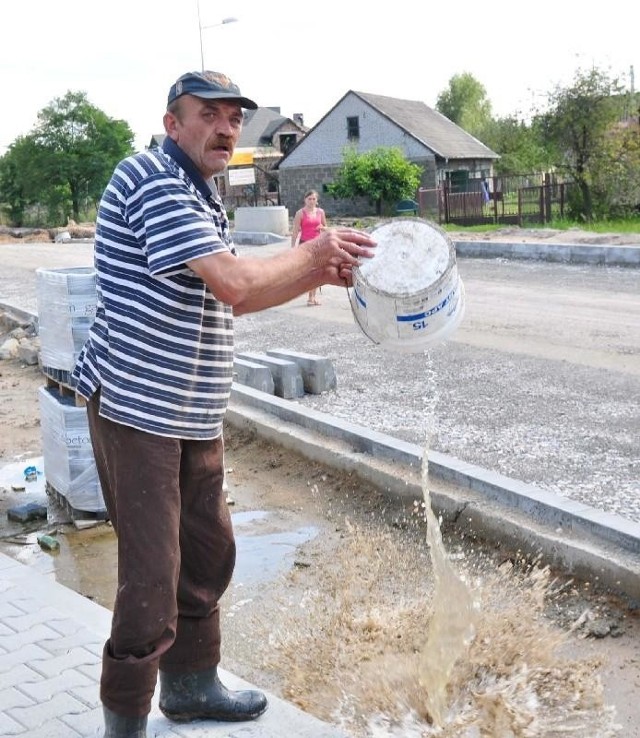 - I tak dwieście, trzysta razy dziennie &#8211; Leszek Kurkiewicz wiadrami wylewa wodę ze swojego pola.