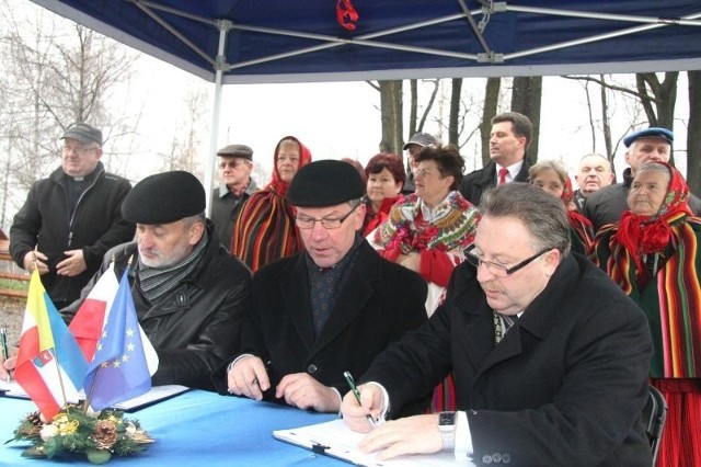 Umowę podpisują (od lewej) członek zarządu Akweduktu, Kazimerz Grabba, prezes Wodociągów Kieleckich, Henryk Milcarz oraz dyrektor do spraw ekonomicznych firmy Władysław Karol Jacewicz