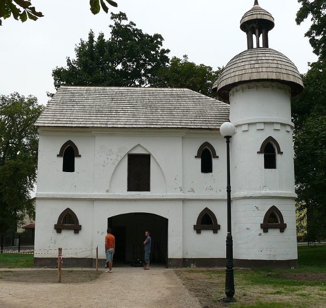 Zabytkowa wozownia z XIX wieku została pokryta gontem osikowym. Wnętrze obiektu, w którym w przeszłości przechowywane były bryczki dziedzica, służy teraz Gminnemu Klubowi Sportowemu Kluczewsko.