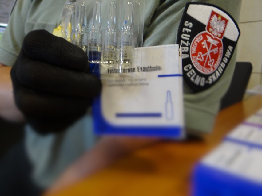 Funkcjonariusze Krajowej Administracji Skarbowej udaremnili przemyt sterydów anabolicznych na przejściu granicznym w Medyce