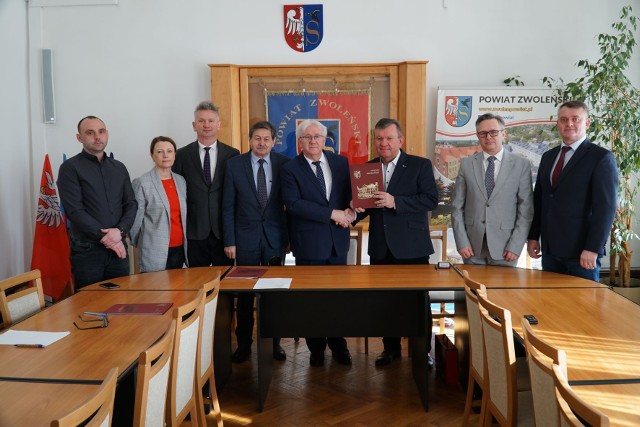 Umowa została podpisana we wtorek, 28 lutego w siedzibie Starostwa Powiatowego w Zwoleniu.