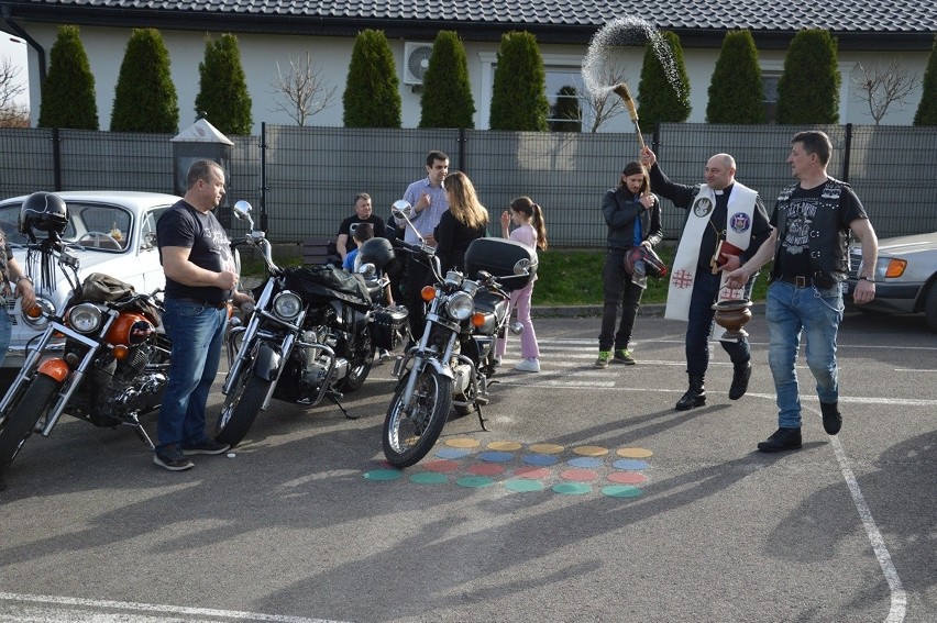 Motoświęconka w Stalowej Woli. Motocykliści przyjechali z koszyczkami na święcenie pokarmów wielkanocnych. Zobacz zdjęcia