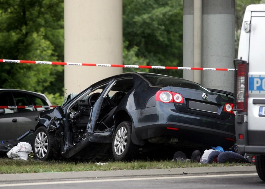 Al. Solidarności: VW Jetta uderzył w słup wiaduktu. Nie żyje...