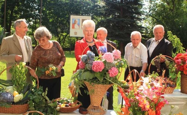 Na dożynkach swoje stoisko mieli też działkowcy z Ogrodu imienia Stefana Żeromskiego przy ulicy Wschodniej w Kielcach. Od lewej: Szczepan Maruszewski, Józefa Zielińska, Regina Kołodziejczyk, Wiesław Kamiński, Zdzisław Krzywicki i Józef Rak.