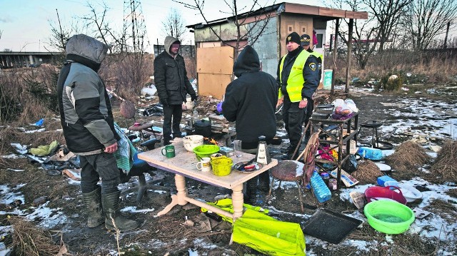 Straż Miejska w Koszalinie w ostatnim okresie, gdy zapanowały mroźne dni, codziennie sprawdza te miejsca, w których przebywają osoby bezdomne 