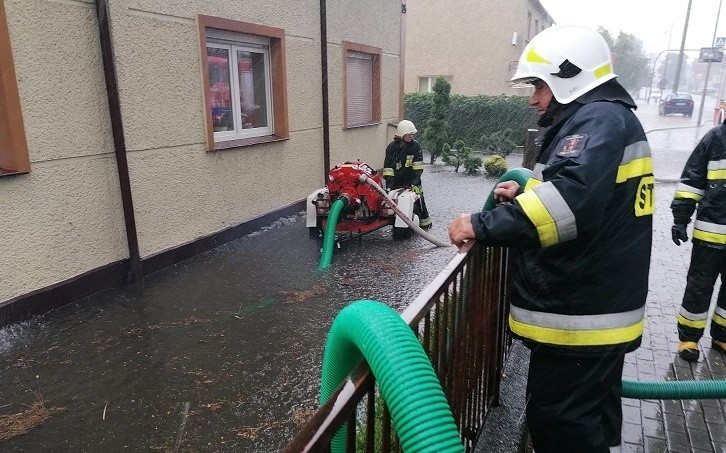 Pomoc strażaków była nieoceniona - pompowanie wody z posesji...