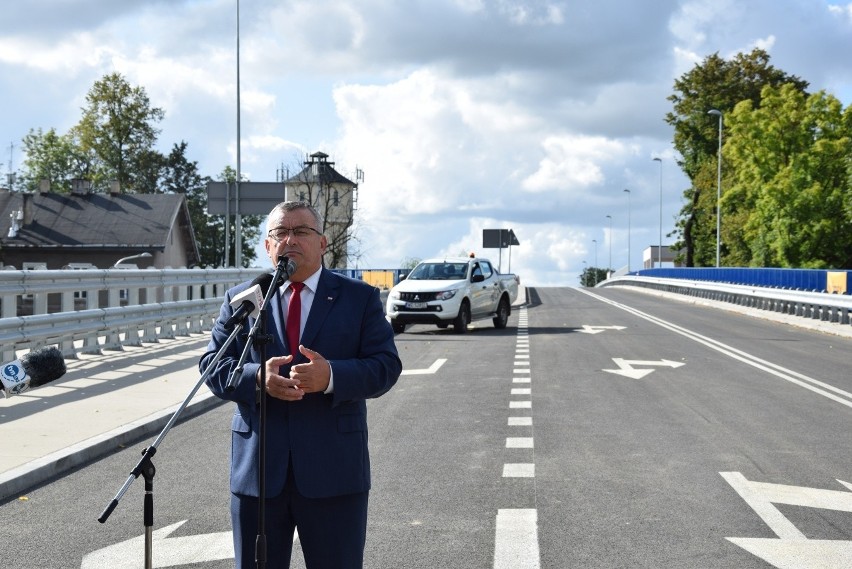 Wiadukt w Krzeszowicach otwarty. Jest bezpieczniej, pojazdy jeżdżą nad torami kolejowymi