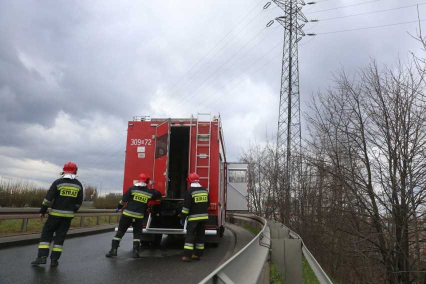 Poranny paraliż Wrocławia. Mężczyzna skoczył ze słupa energetycznego, zginął na miejscu (ZDJĘCIA)