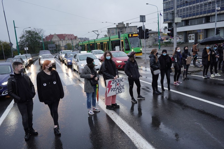 Trwa Strajk Kobiet. Protestujący blokują centrum Poznania....