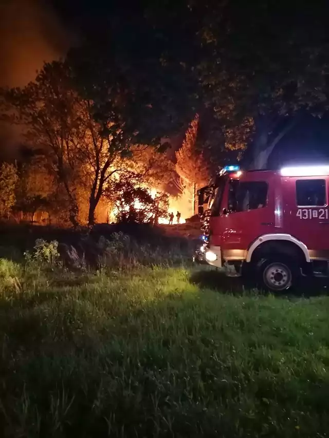 Gdy ratownicy dotsrali na miejsce, drewniany budynek cały był w ogniu