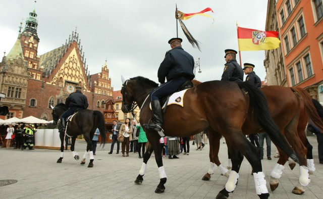 Parada straży miejskiej w Rynku podczas obchodów święta Wrocławia