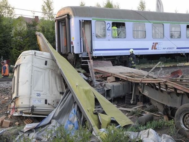 2 osoby zginęły i 20 osób jest rannych po katastrofie kolejowej w Mostach koło Lęborka. Wypadek powoduje utrudnienia w ruchu kolejowym.