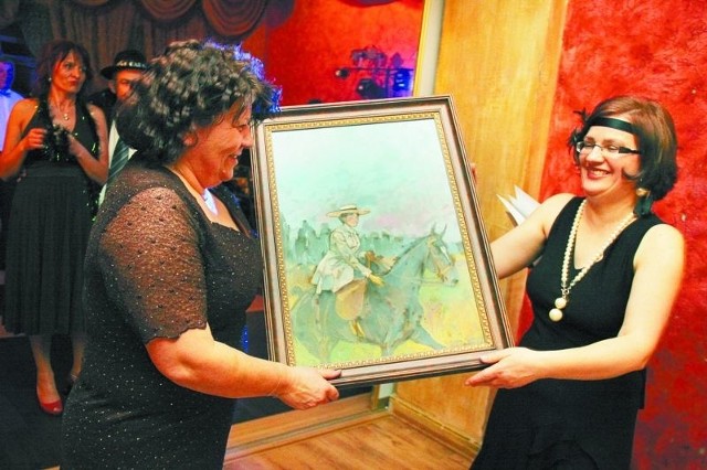 Podczas Balu Przyjaciół Amazonek odbywała się licytacja dzieł sztuki i różnych przedmiotów. Na zdj. po prawej prezes Stowarzyszenia Barbara.