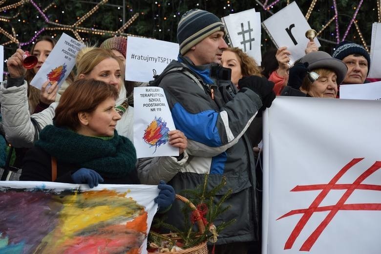 Protest rodziców uczniów TSP nr 119 przy ul. Bytomskiej