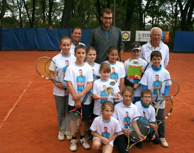 Jerzy Janowicz wraz z tenisistami Returnu Radom