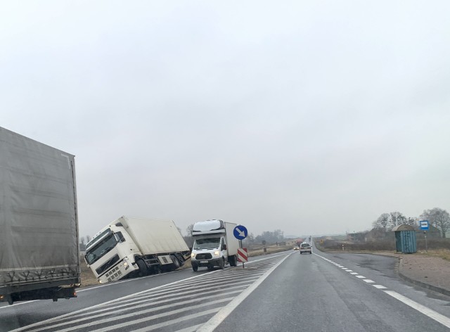 [AKTUALIZACJA] GODZ. 14.15. Jak informuje policja w Bydgoszczy, lada moment rozpocznie się wyciąganie tira z rowu. W związku z tym zadaniem na miejsce zdarzenia zostały teraz wysłane patrole, by zabezpieczać akcję. W zależności od potrzeb będzie wprowadzony czasowo ruch wahadłowy albo zamknięta zostanie droga. Samochód ciężarowy częściowo wpadł do rowu w miejscowości Włóki w gm. Dobrcz na trasie Świecie - Bydgoszcz. Do zdarzenia doszło ok. godz. 11. Na szczęście zdarzenie nie było poważne, gdyż nie była wzywana policja.