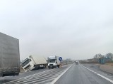 [AKTUALIZACJA] Pod Bydgoszczą ciężarówka wpadła częściowo do rowu
