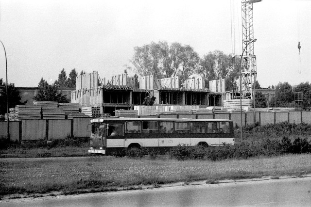 Autobus, zbliżający się do przystanku na wysokości Szkoły Podstawowej nr 10, 1985 r.