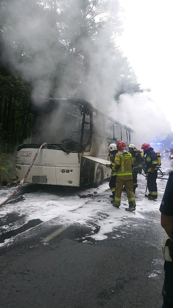 W powiecie koneckim kursowy autobus stanął w płomieniach. Niewiele z niego zostało