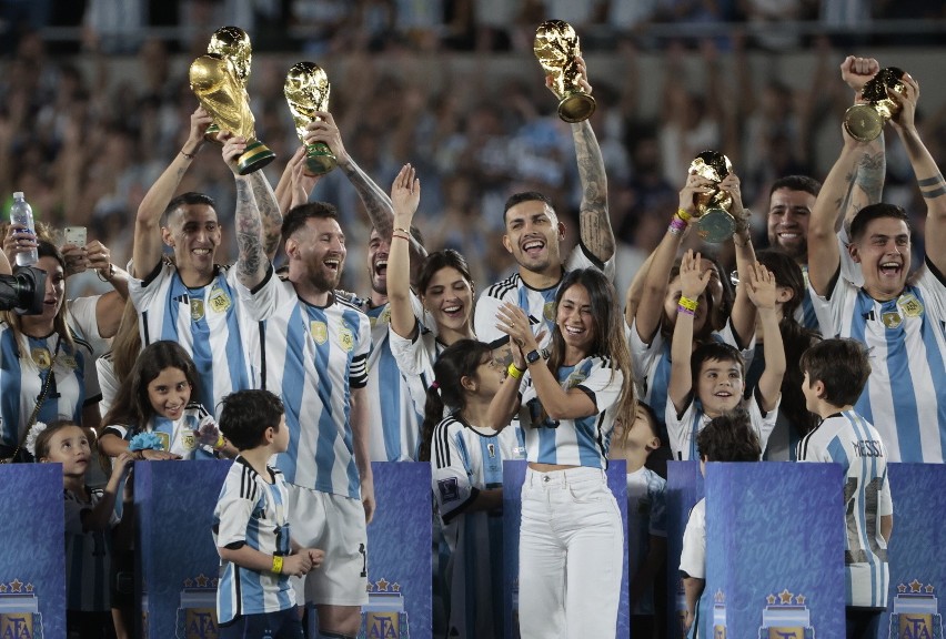 Leo Messi z partnerami z repreznetacji Argentyny oraz ich...