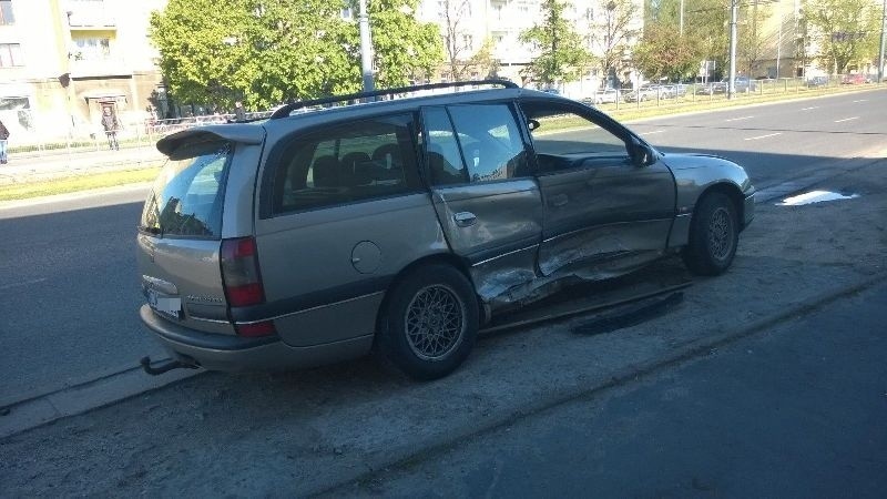 Wypadek Zachodnia Limanowskiego. Samochody w torowisku